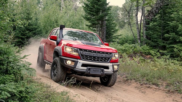 Chevrolet Colorado ZR2 Bison 2019 on the road