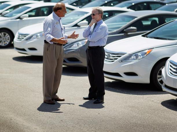 2 men negotiate and determine the rental car price