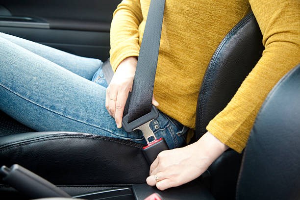 Fasten seat belts behind your back – A deadly danger 