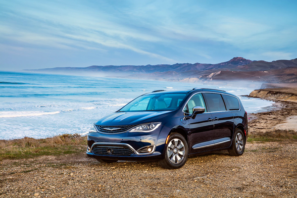 Chrysler Pacifica Hybrid 2018 angular front