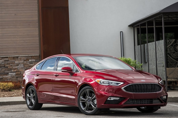 Ford Fusion Energi Hybrid 2018 angular front