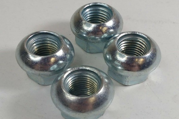 Spherical lug nuts