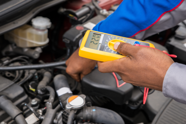 Measuring the voltage of the engine component