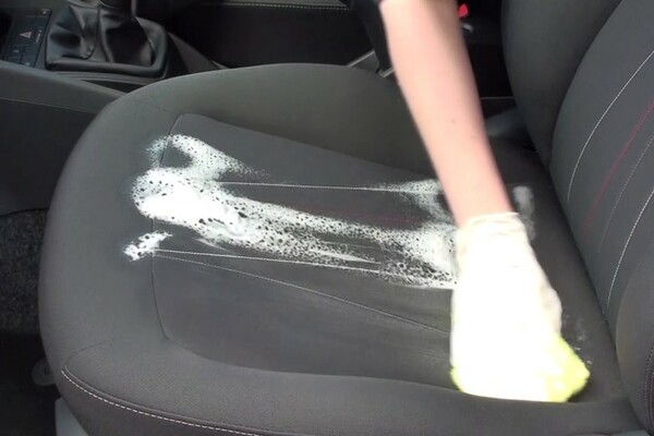 Cleaning the car seat 