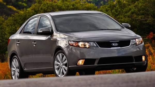 A grey Kia Forte 2020