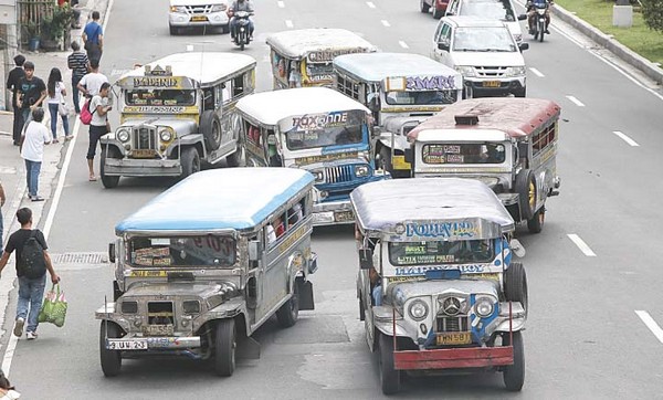 puv unloading passengers at the middle of the street