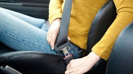 Fasten seat belts behind your back – A deadly danger 